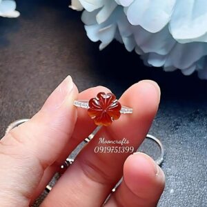 four-leaf clover ring in sterling silver with horn ruby color