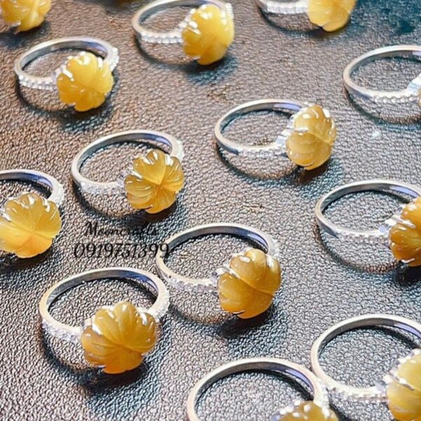 four-leaf clover ring in sterling silver with horn yellow color